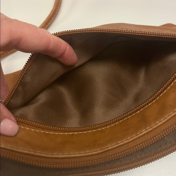 ili NY Embossed Tan Leather Crossbody RFID Protection Bag w/ 4 compartments - Picture 7 of 13